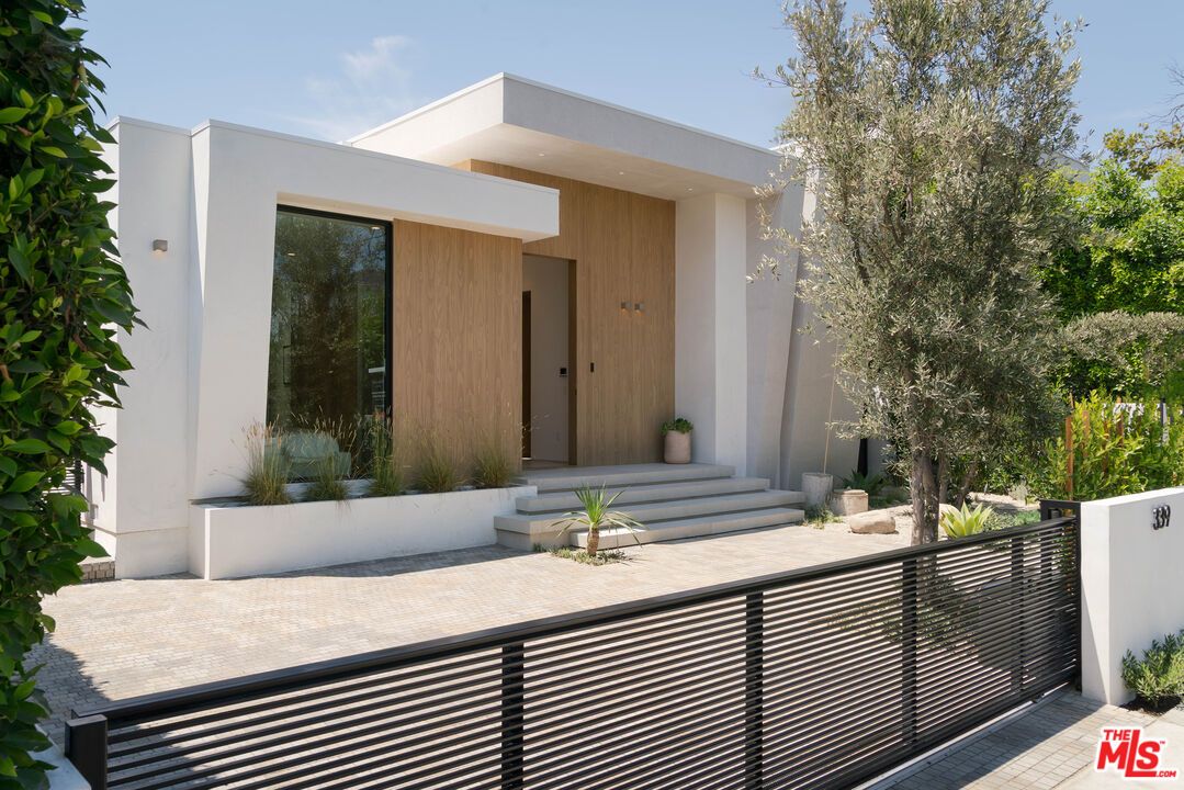 Exterior, Facade, Modern