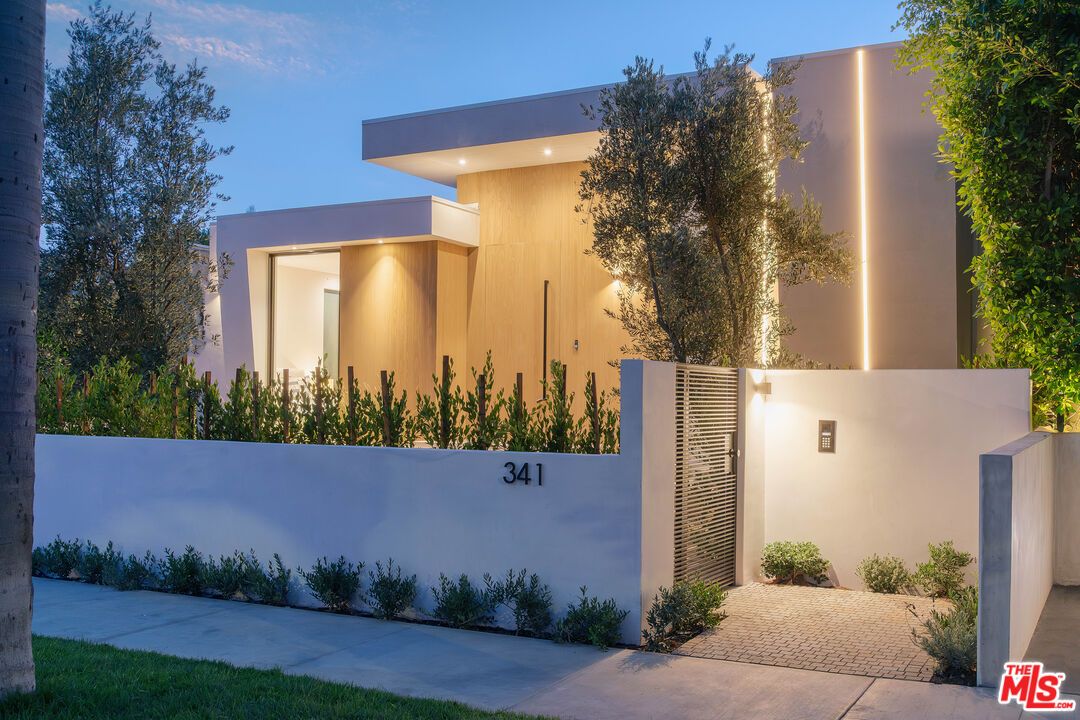Exterior, Facade, Modern