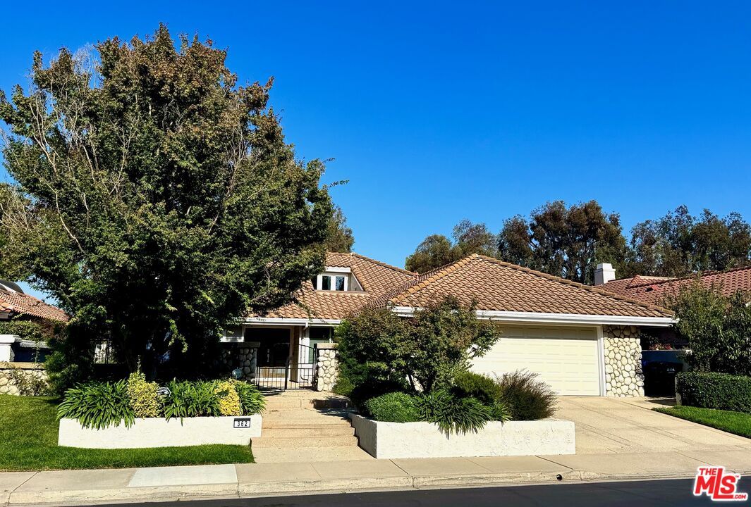Attached, Exterior, Facade, Mediterranean