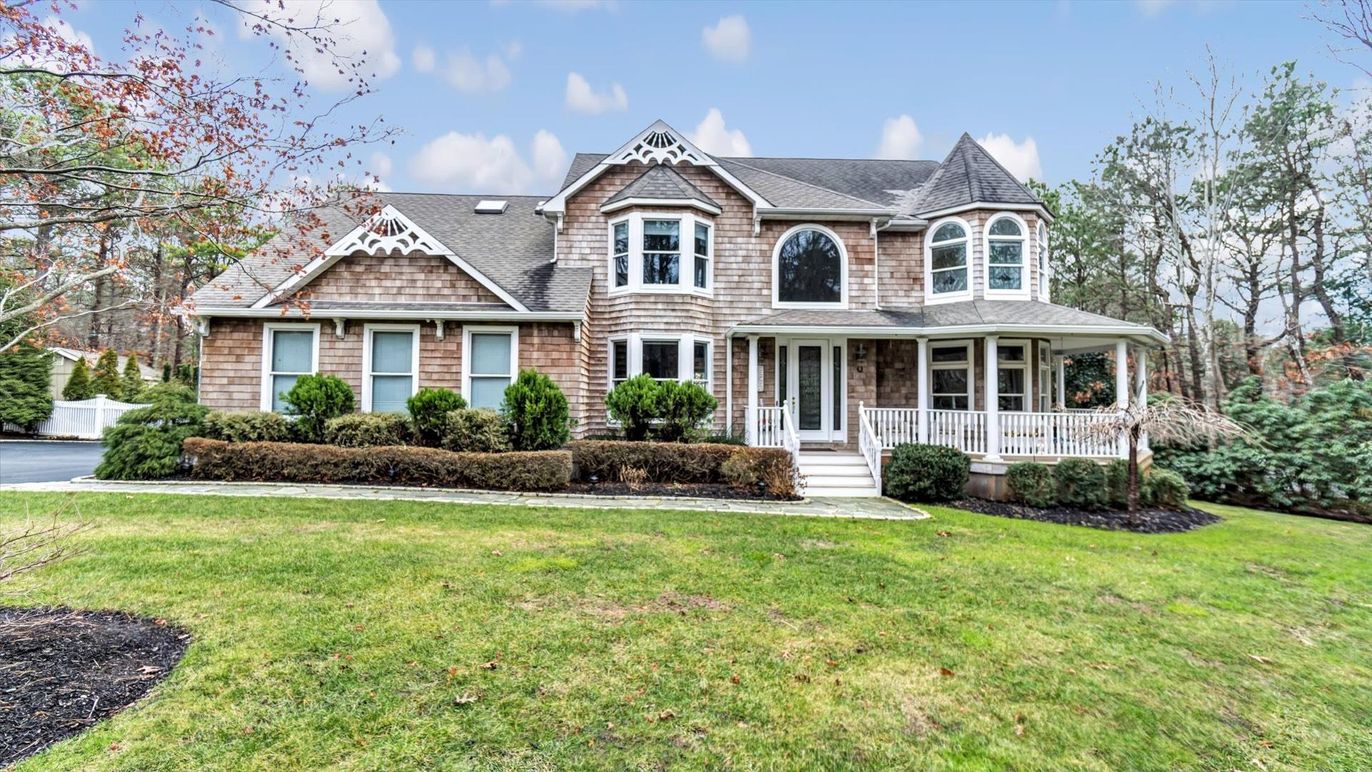 Backyard, Exterior, Facade, Queen Anne Victorian