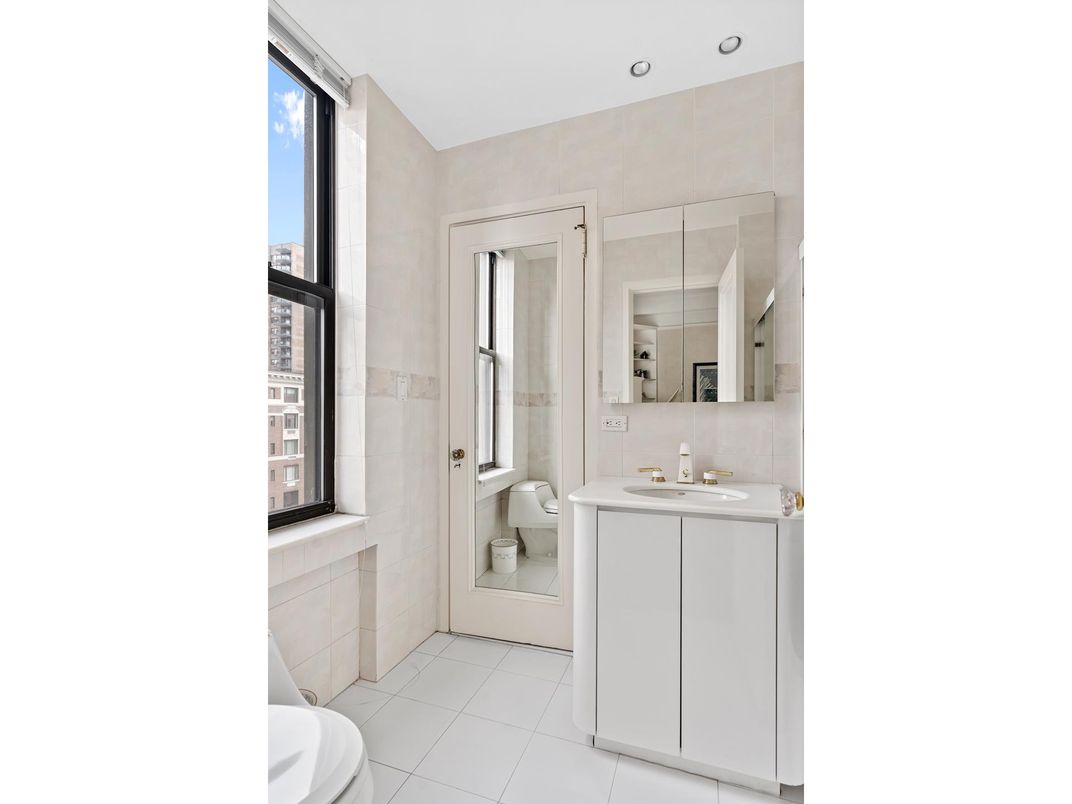 Bathroom, Interior, Recessed Lighting