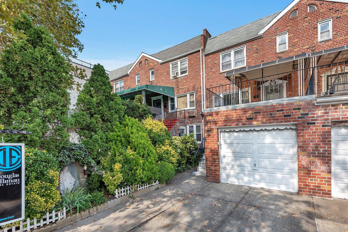 Attached, Exterior, Facade, Brick Facade, Rowhouse