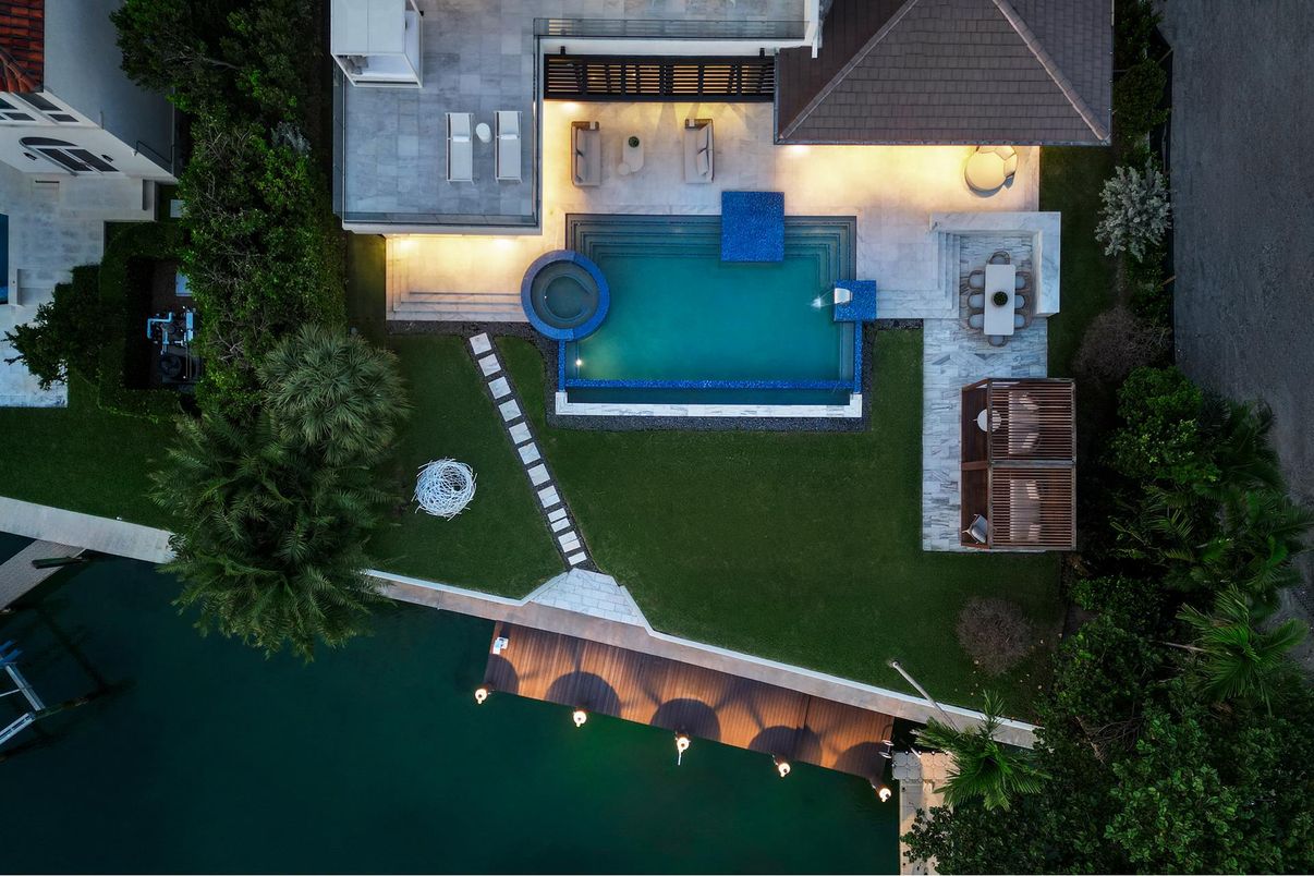 Exterior, Drone