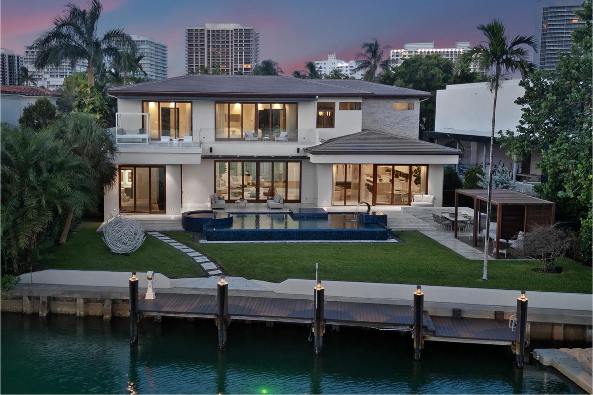 Exterior, Facade, Lake, Modern