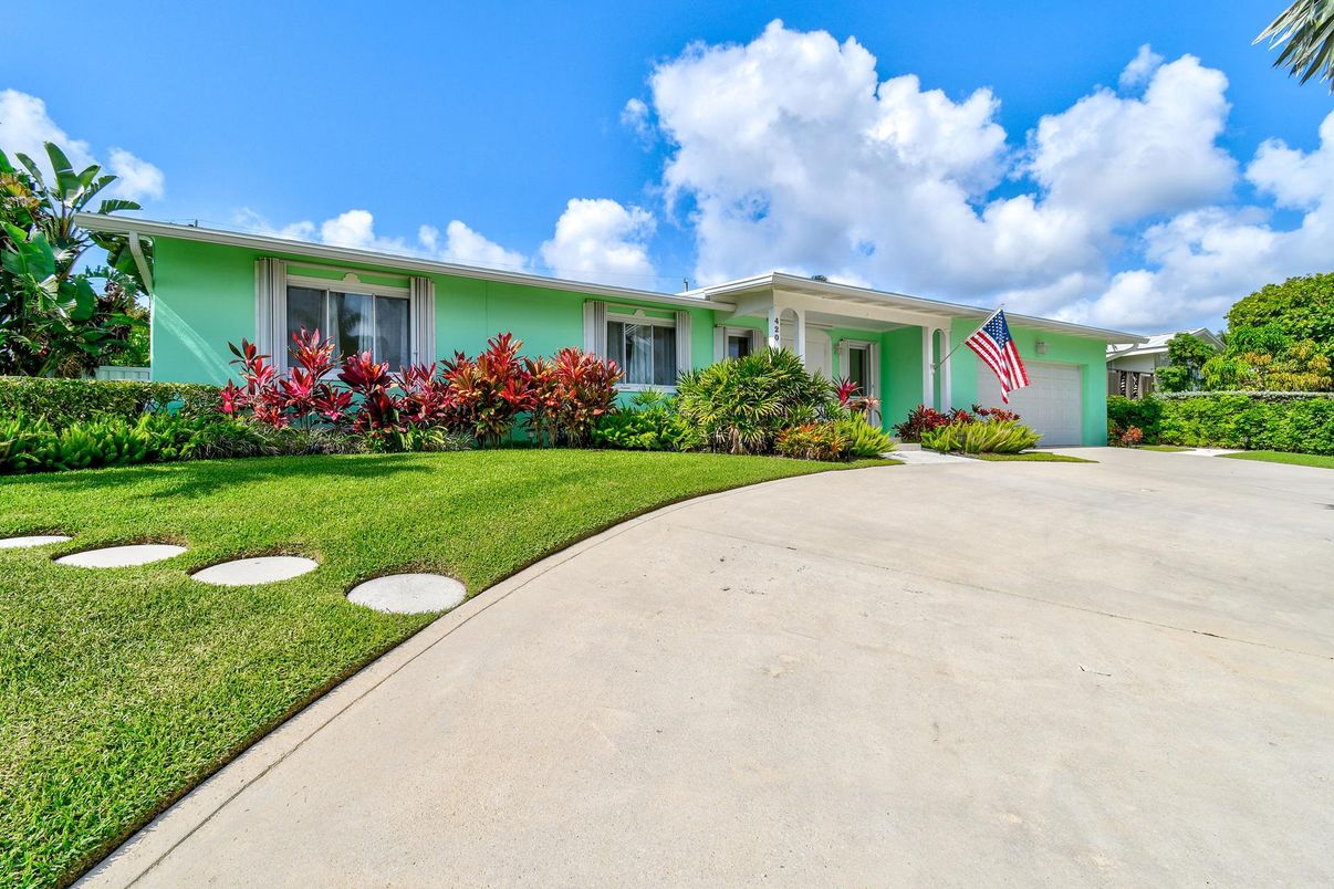 Backyard, Exterior, Facade, Ranch