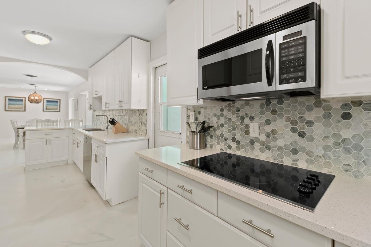 Dining room, Interior, Kitchen, Pendant Lights, Stainless Steel Appliances
