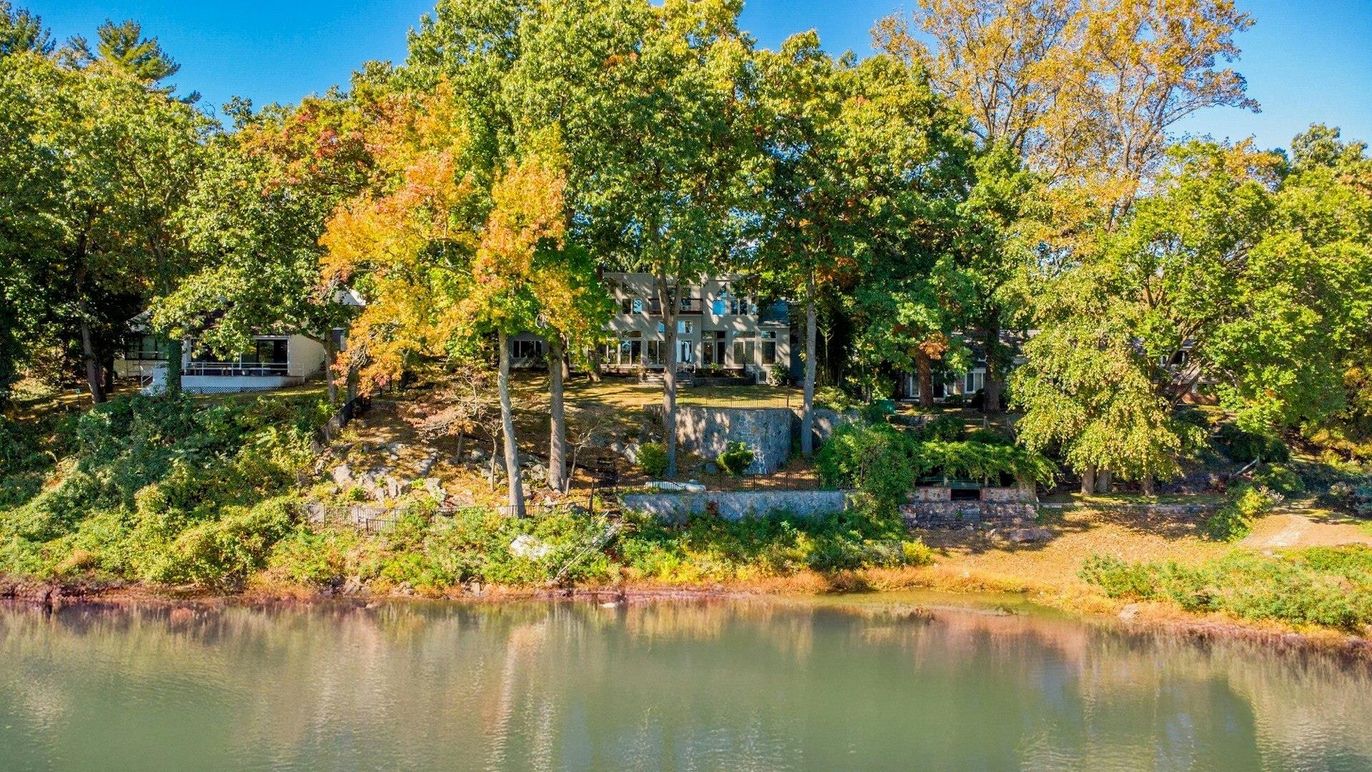 Exterior, Lake