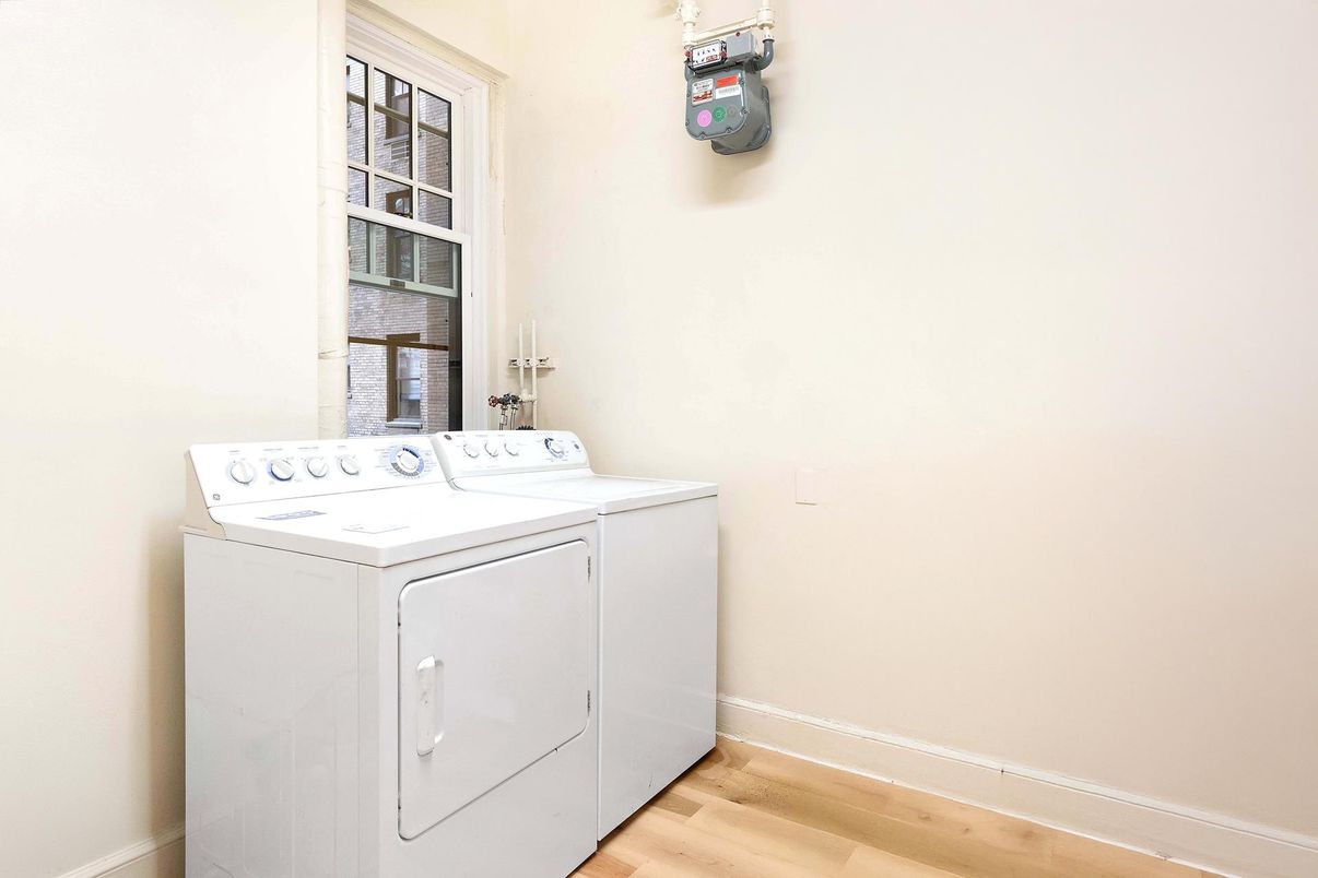 Interior, Washer, Wood Texture Flooring