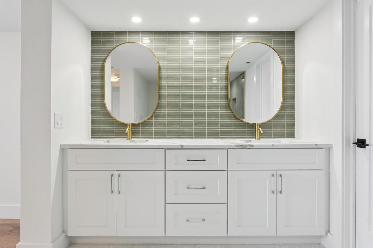 Bathroom, Dual Sink Vanities, Interior, Recessed Lighting