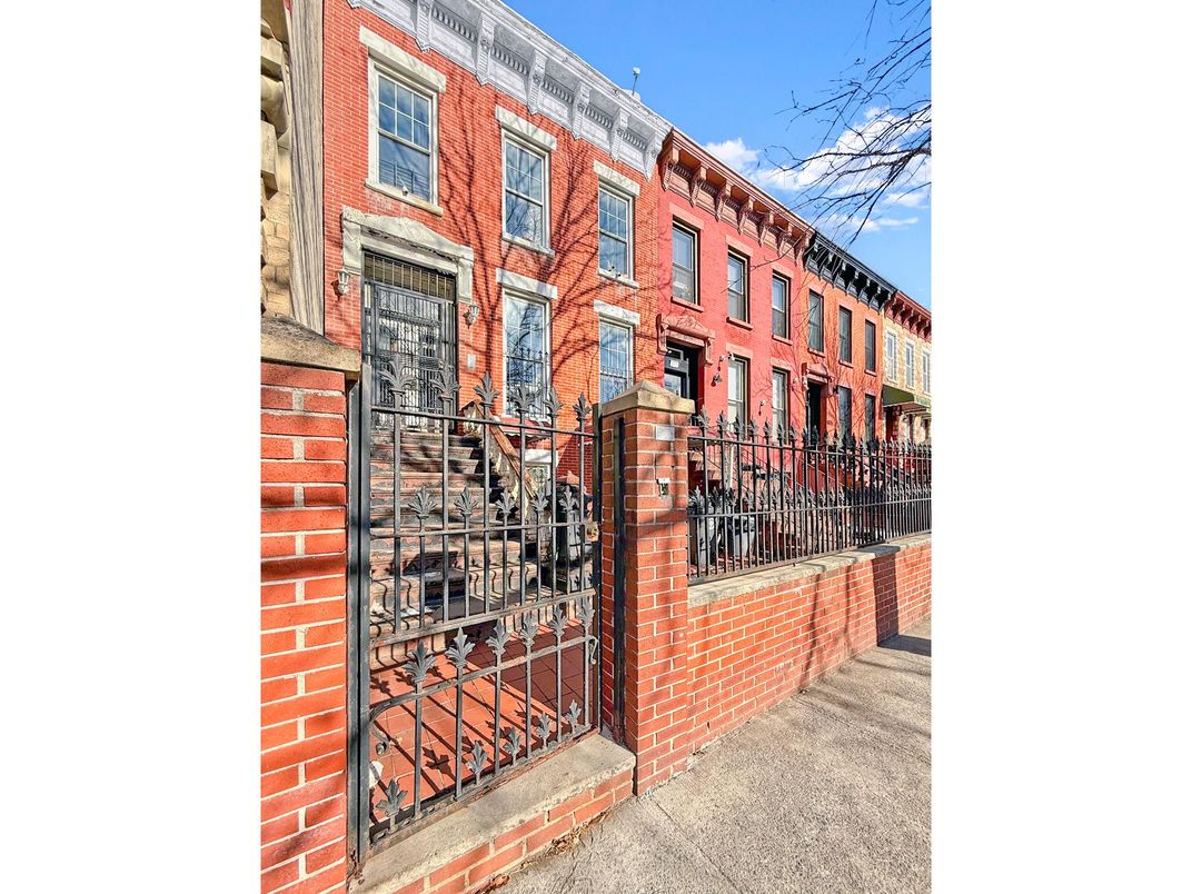 Exterior, Facade, Brick Facade, Rowhouse