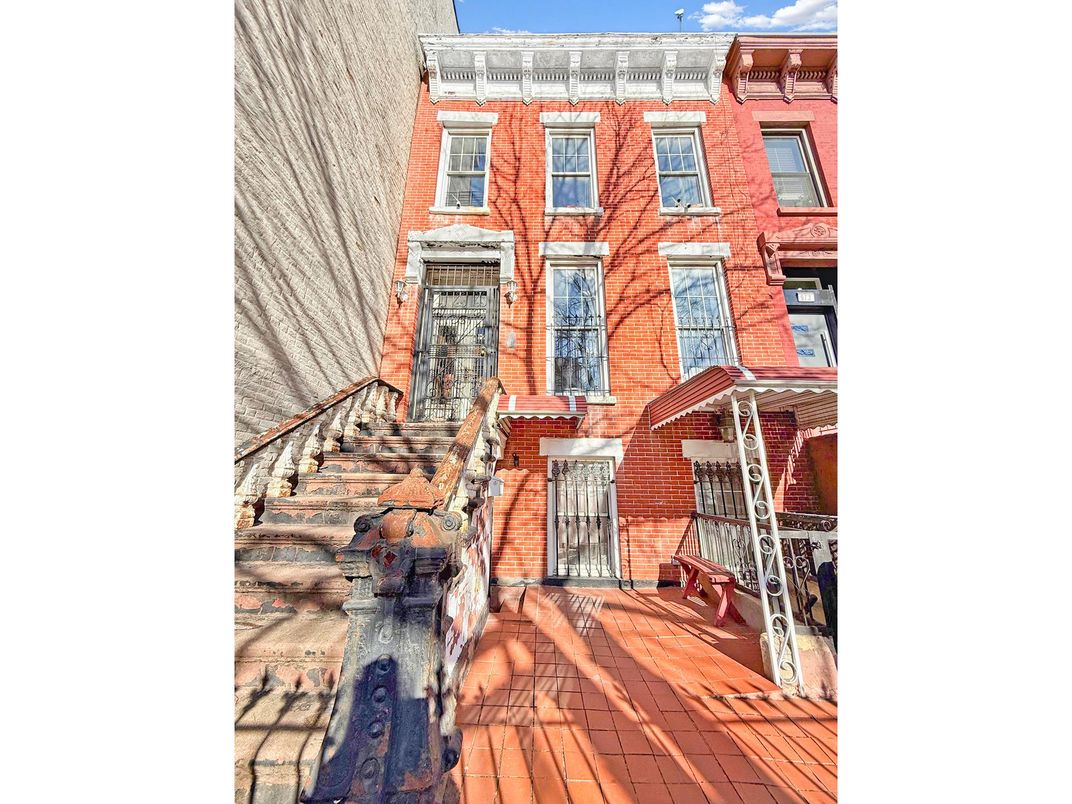 Exterior, Facade, Brick Facade, Rowhouse