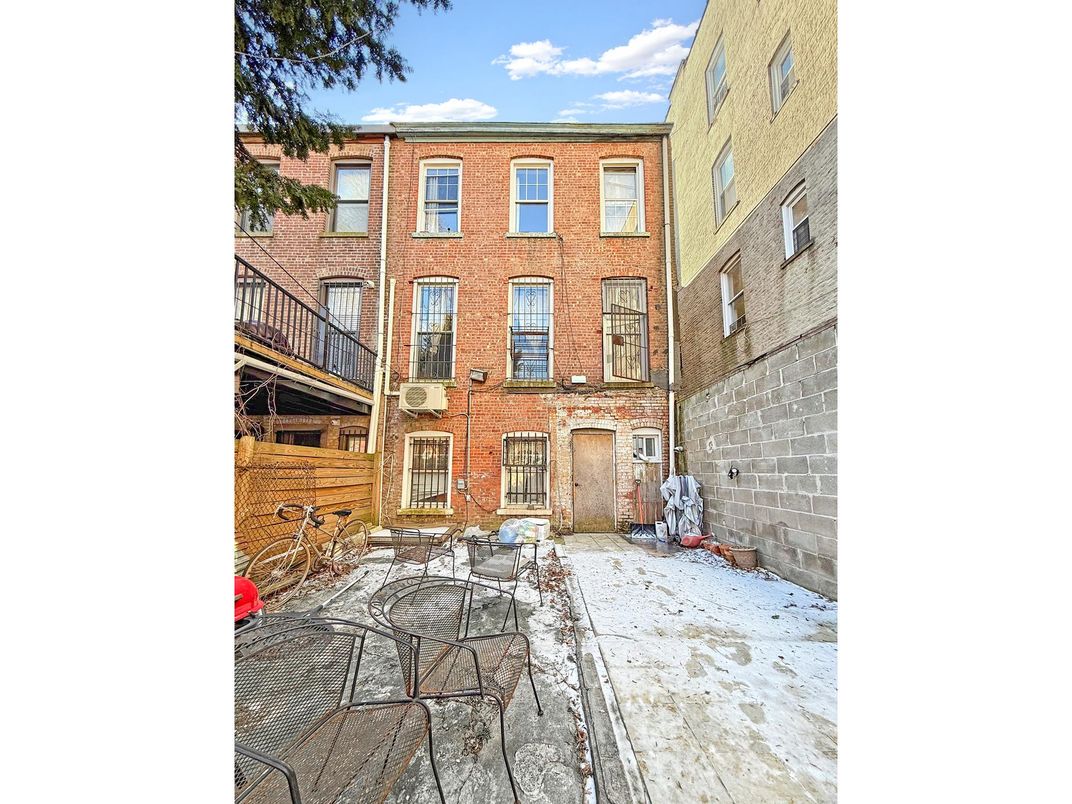 Exterior, Facade, Brick Facade, Rowhouse