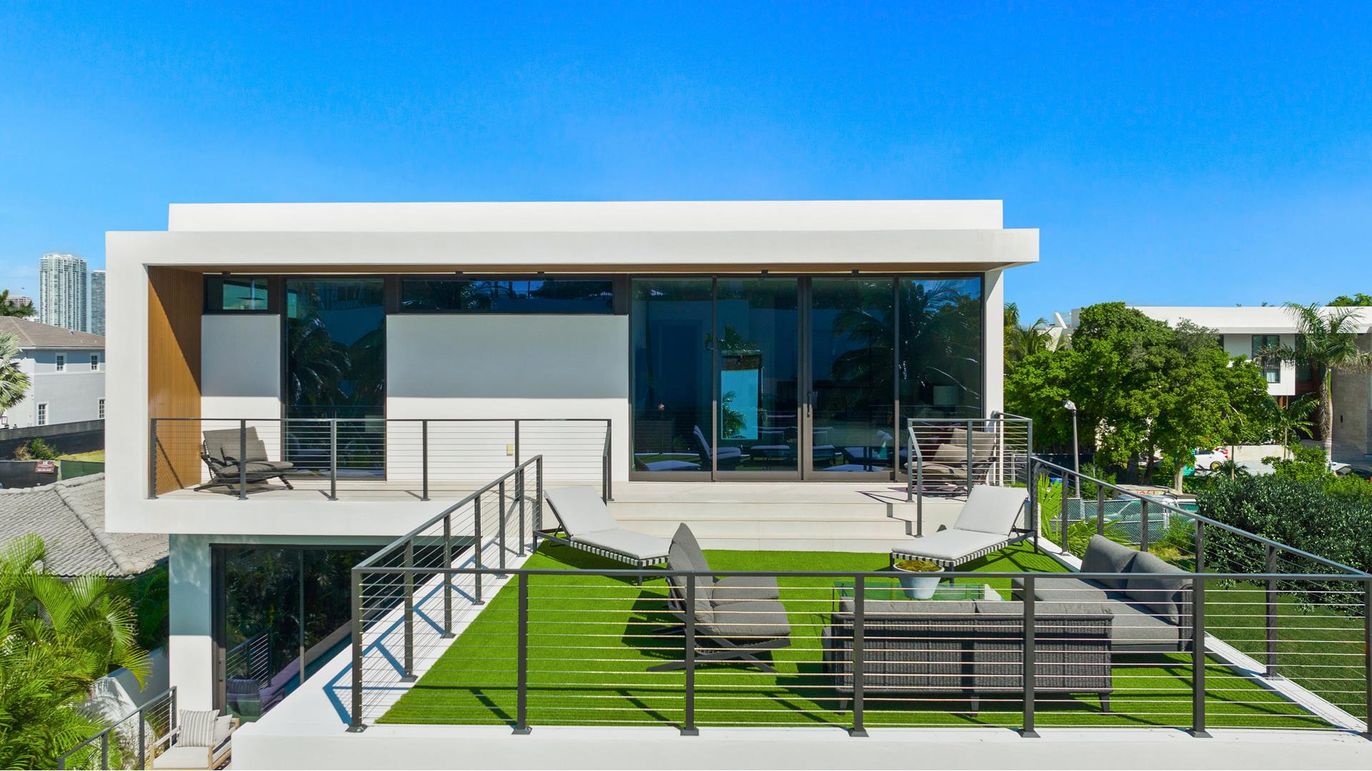 Exterior, Facade, Modern