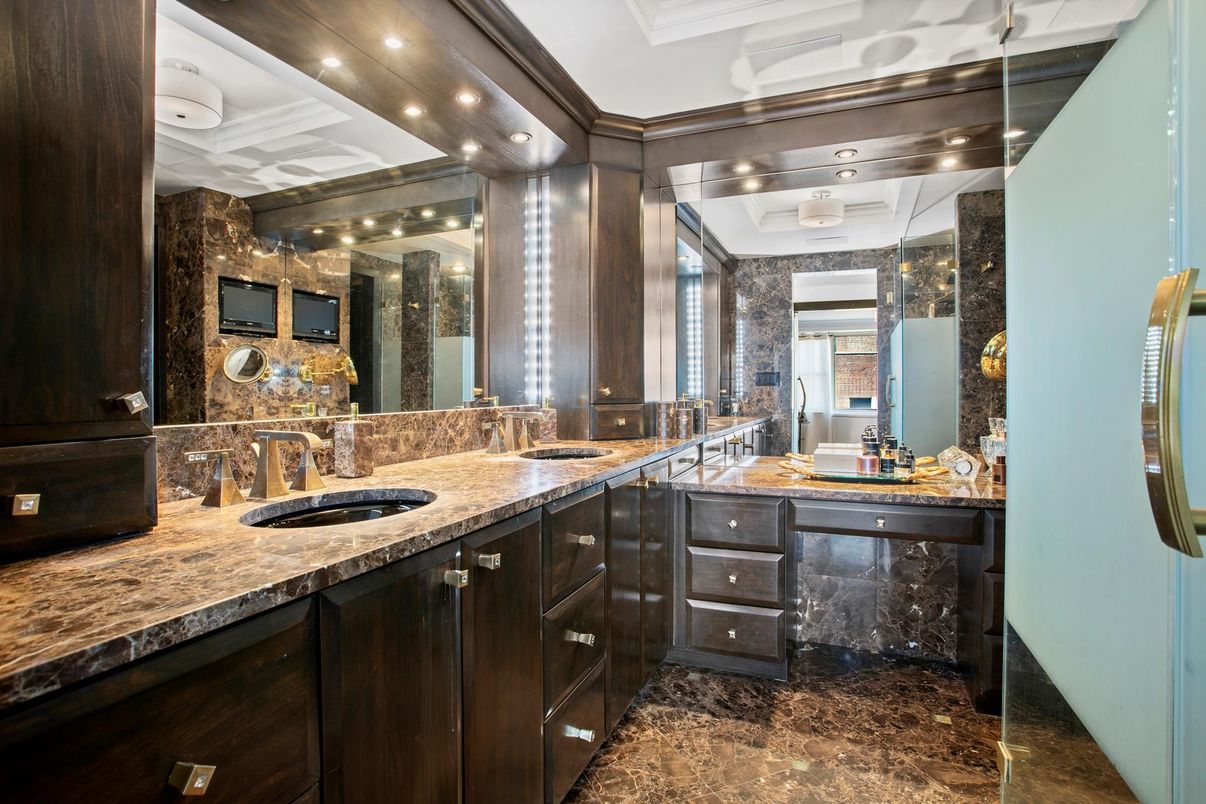 Bathroom, Dual Sink Vanities, Interior, Recessed Lighting