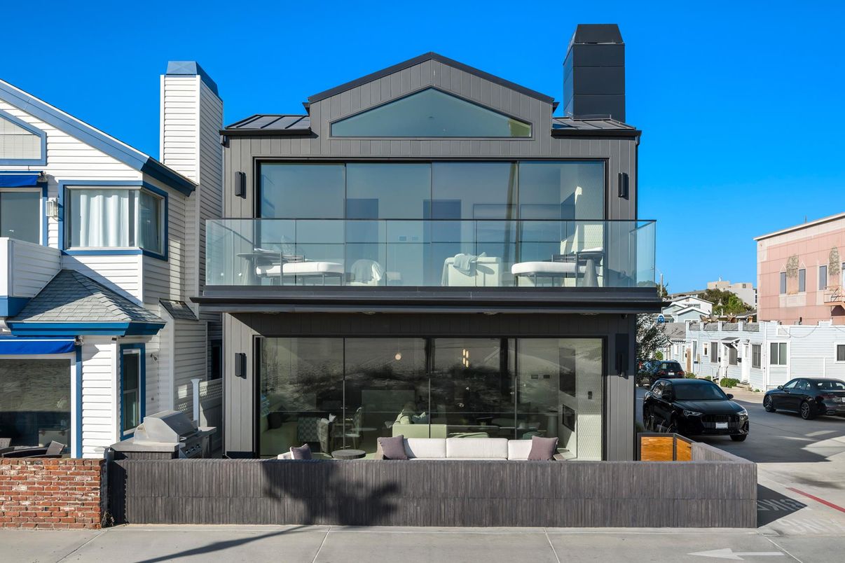 Exterior, Facade, Modern