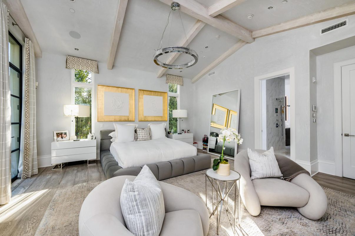 Bedroom, Interior, Living room, Pendant Lights, Recessed Lighting, Wood Texture Flooring