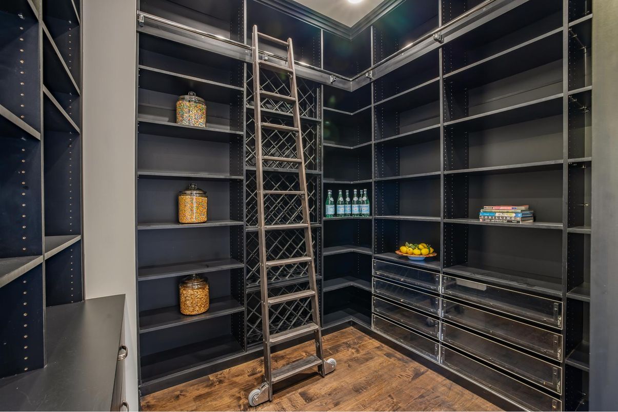 Interior, Walk-in Closets, Wood Texture Flooring