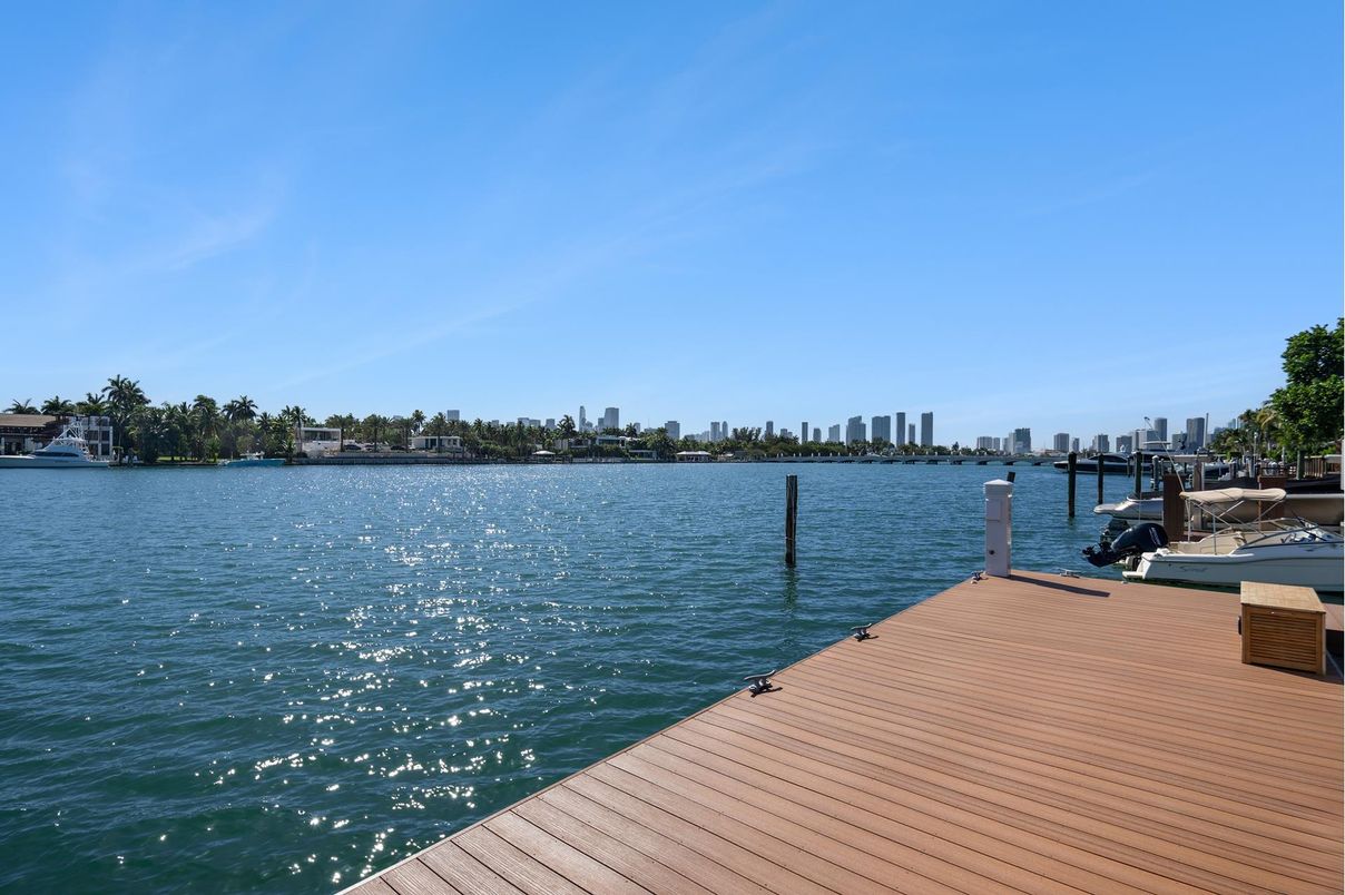 Exterior, Lake