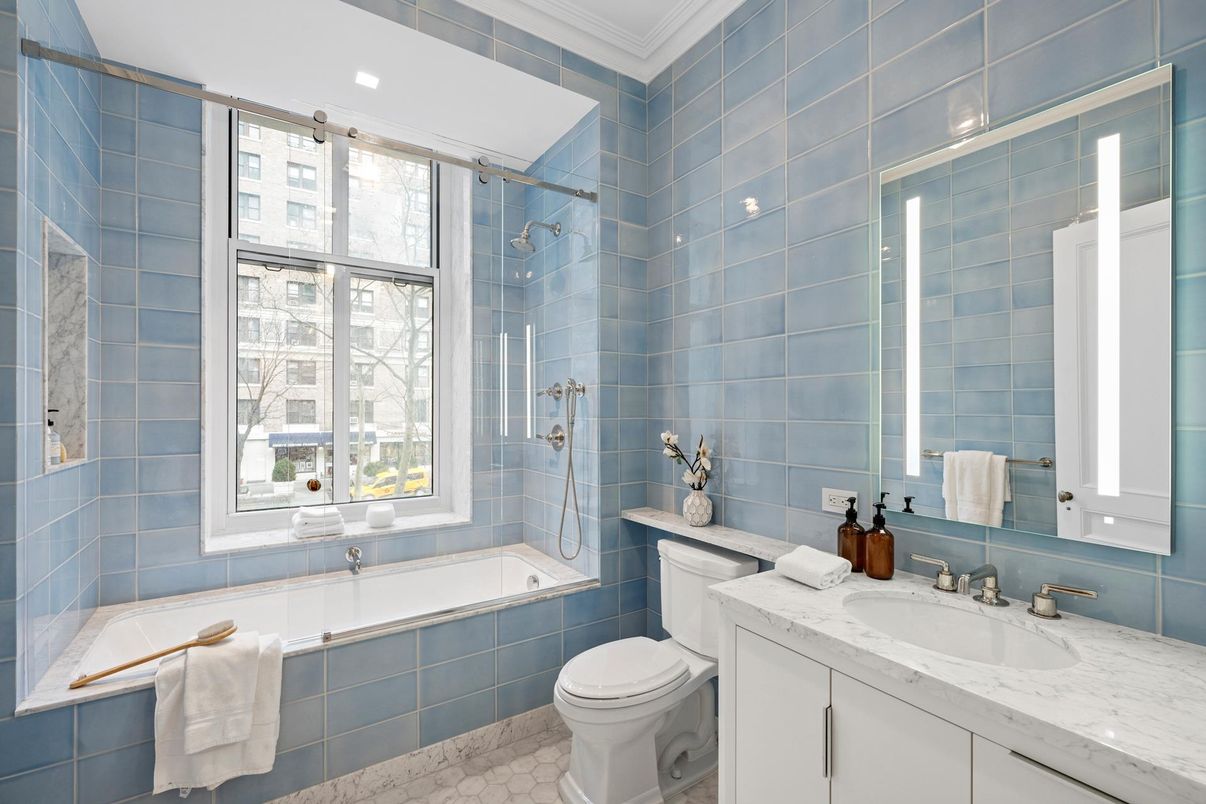 Bathroom, Interior, Recessed Lighting