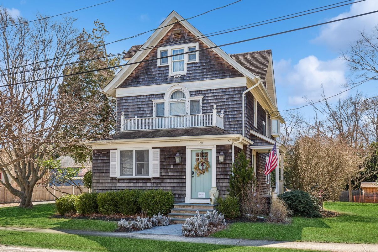 Exterior, Facade, Queen Anne Victorian
