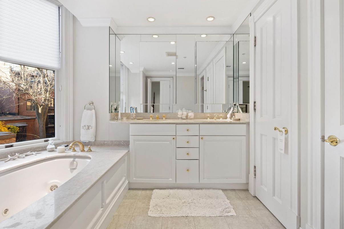 Bathroom, Dual Sink Vanities, Interior, Recessed Lighting