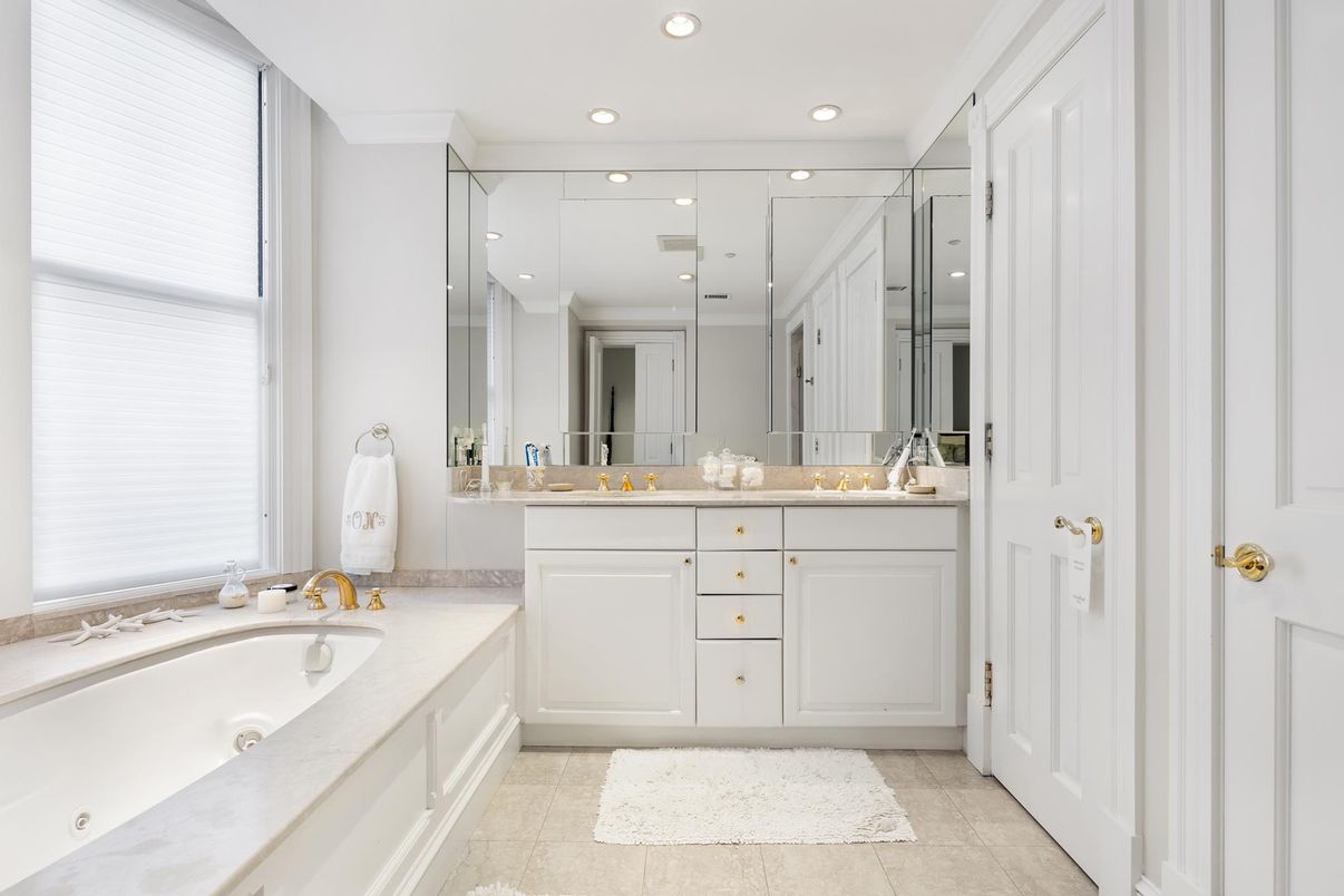 Bathroom, Dual Sink Vanities, Interior, Recessed Lighting