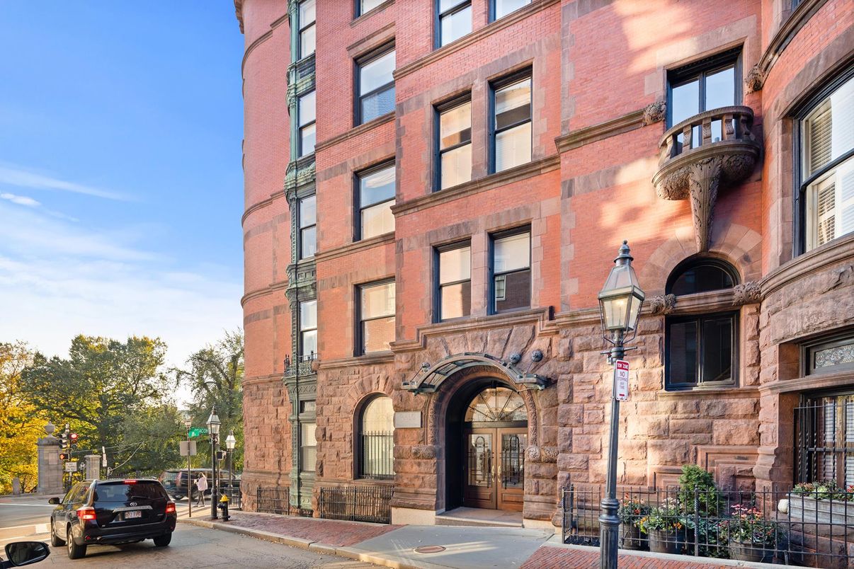 Exterior, Facade, Brownstone