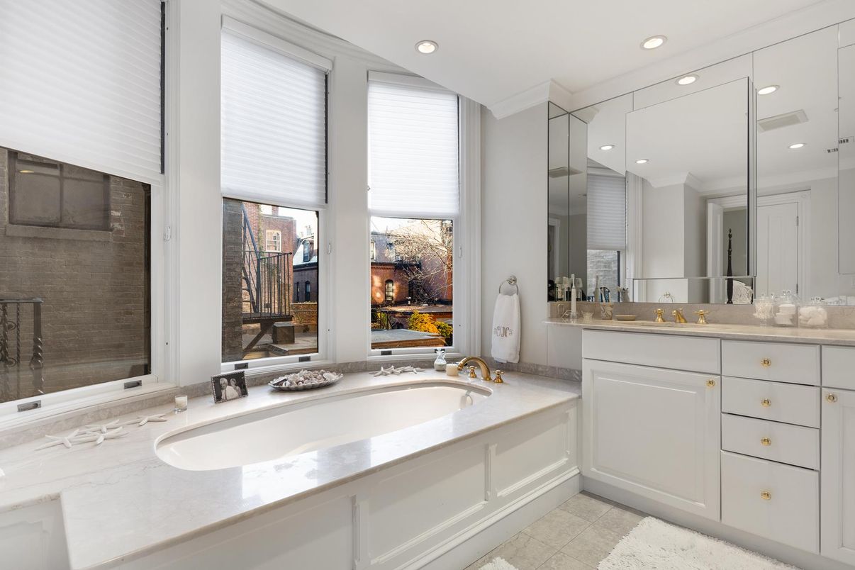 Bathroom, Dual Sink Vanities, Interior, Recessed Lighting