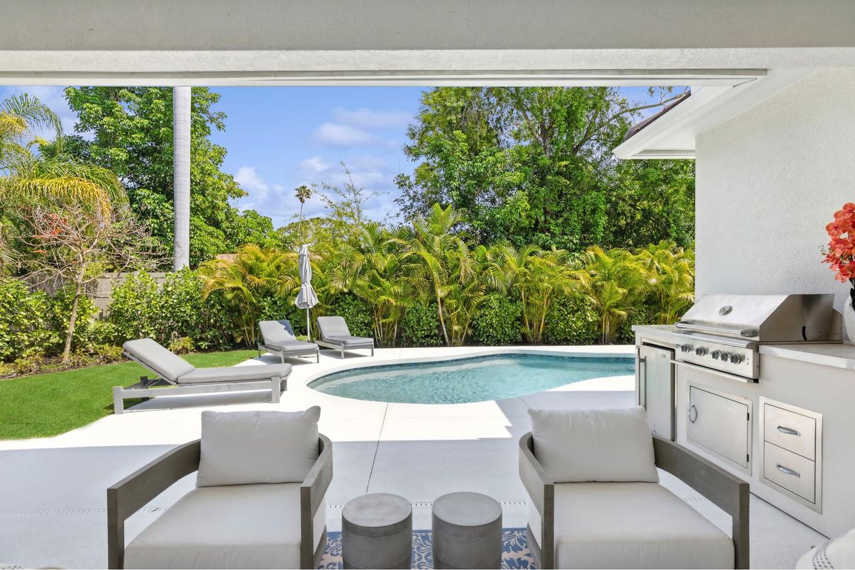 Exterior, Pool