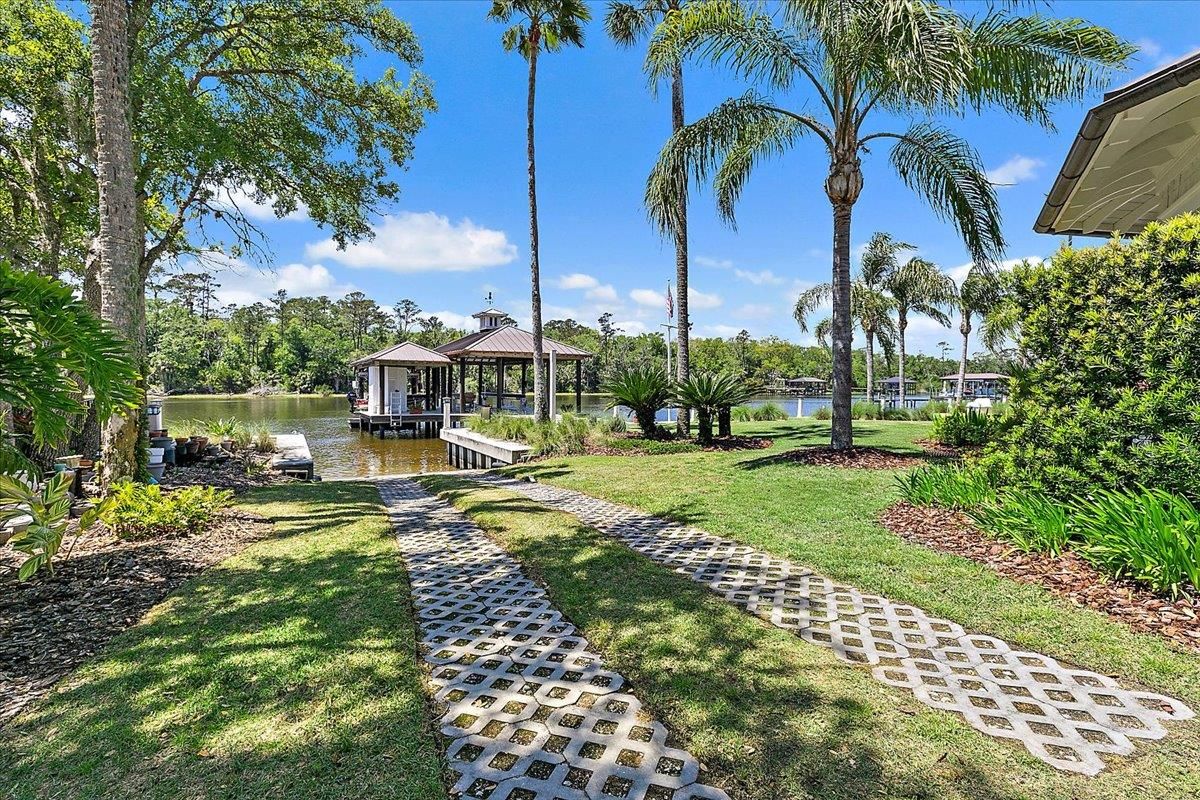 Exterior, Lake