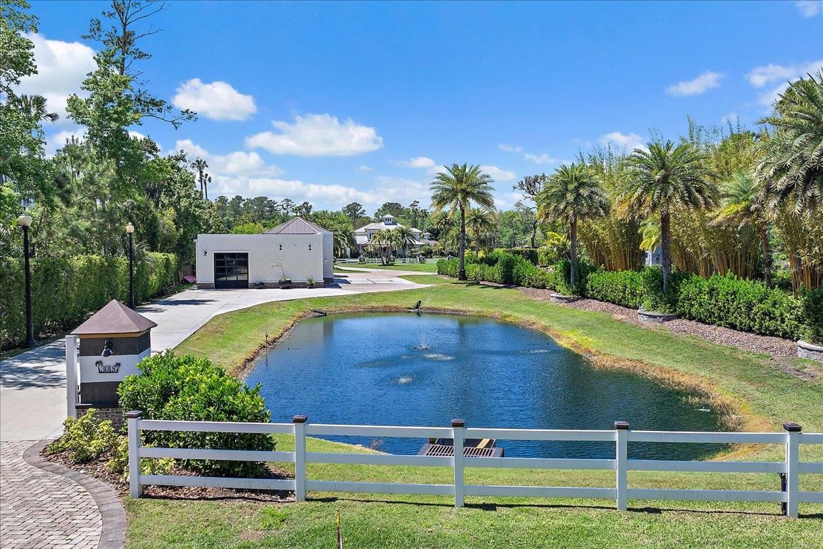 Exterior, Lake