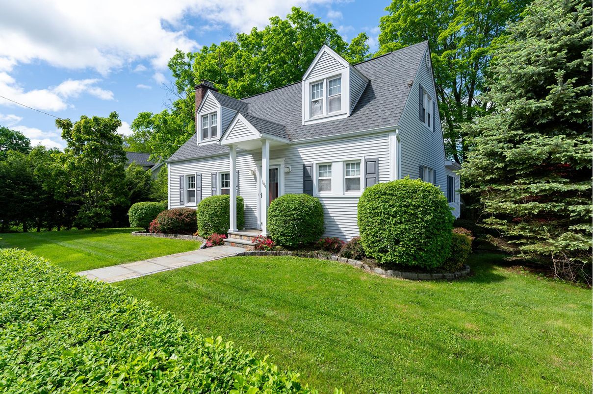 Exterior, Facade, Cape Cod