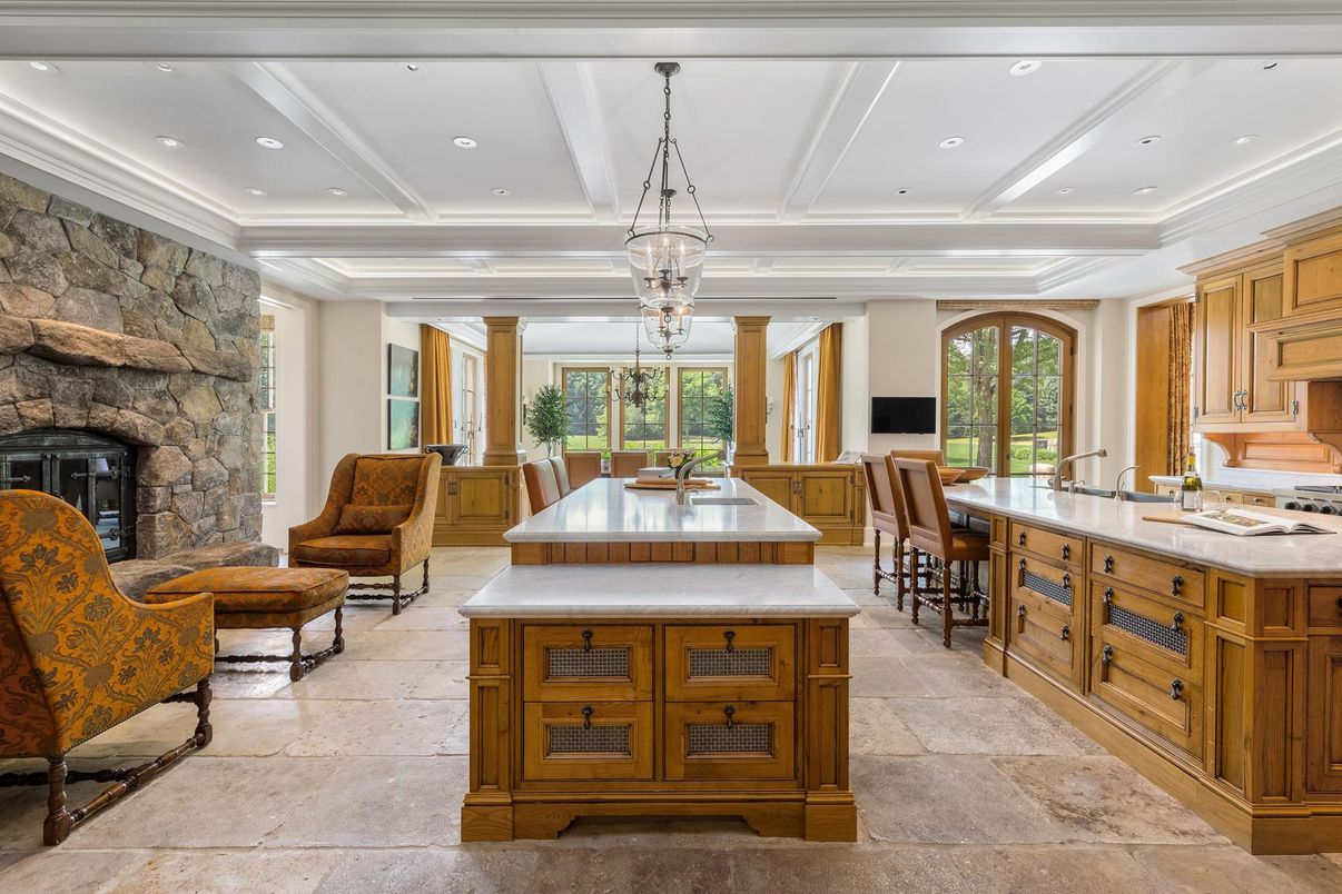 Chandelier, Dining room, Interior, Kitchen, Pendant Lights, Recessed Lighting, Stone Walls