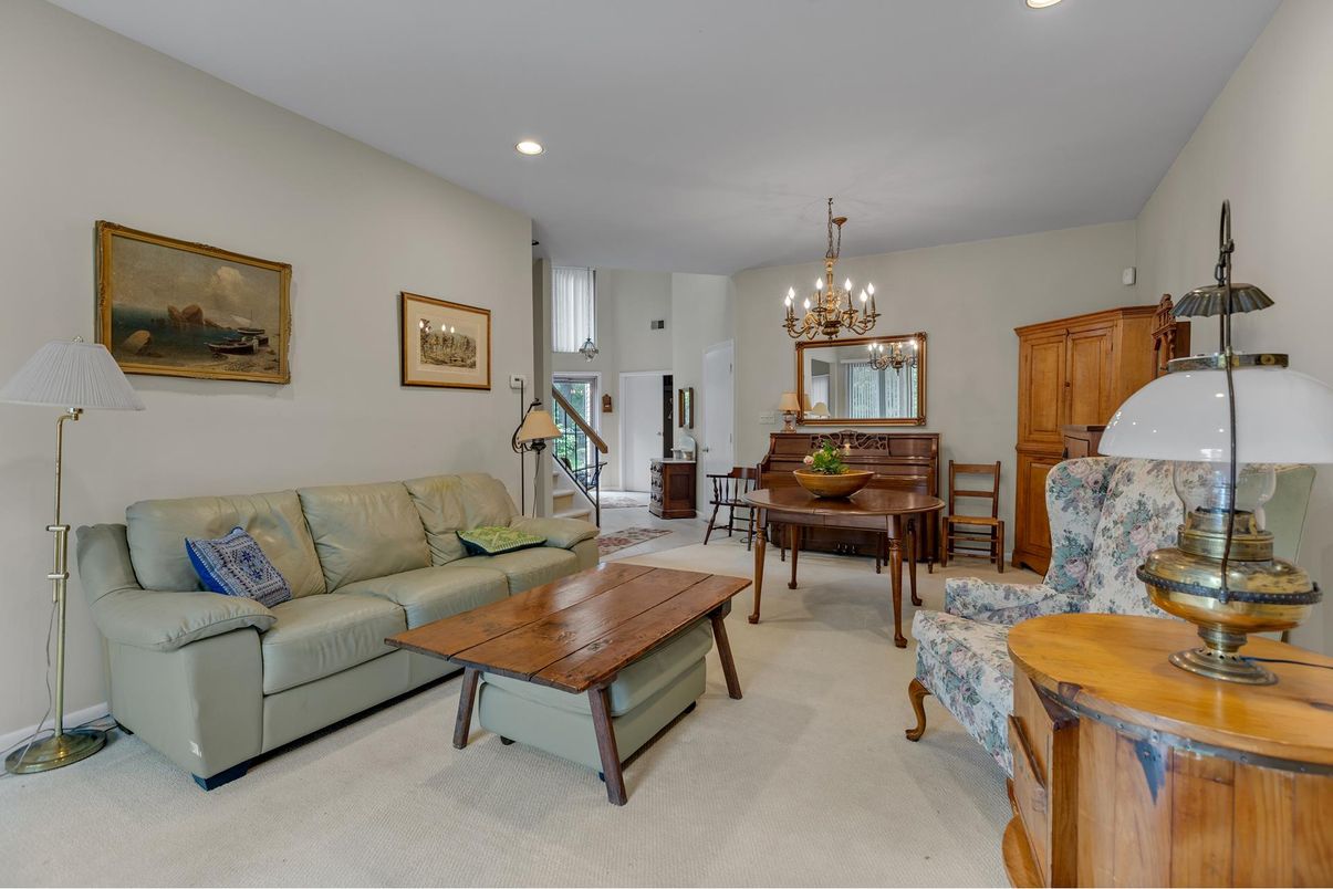 Chandelier, Dining room, Interior, Living room, Piano, Recessed Lighting