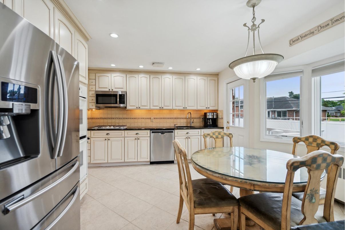 Dining room, Interior, Kitchen, Pendant Lights, Recessed Lighting, Stainless Steel Appliances
