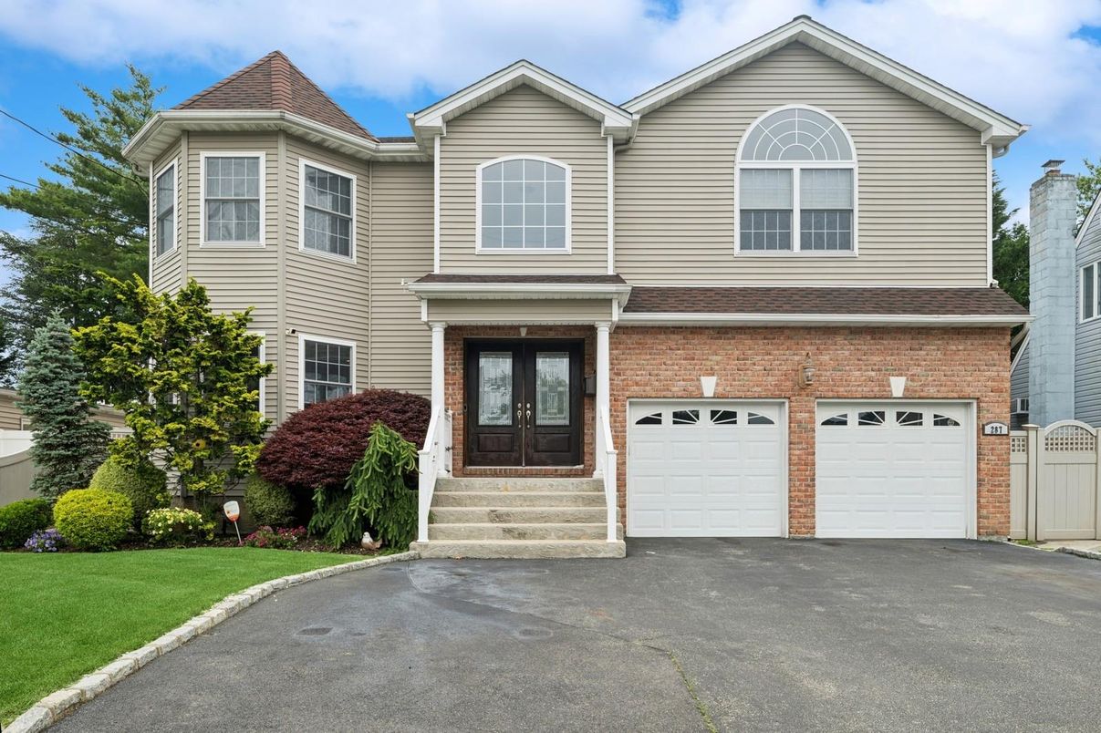 Attached, Exterior, Facade, Brick Facade, Rowhouse