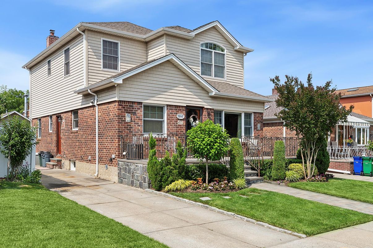 Exterior, Facade, Brick Facade, American Craftsman