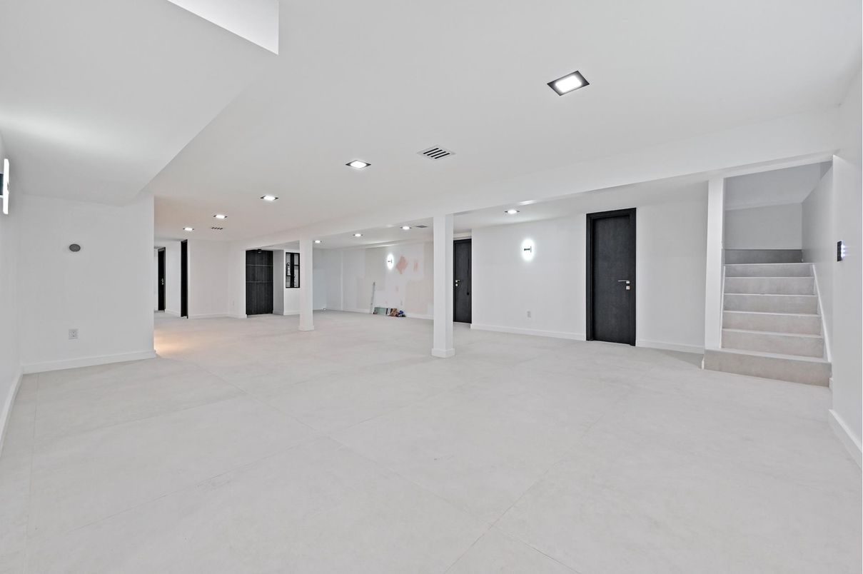 Empty room, Interior, Recessed Lighting