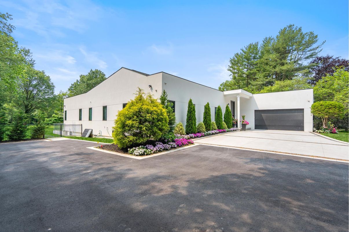 Attached, Backyard, Exterior, Facade, Modern