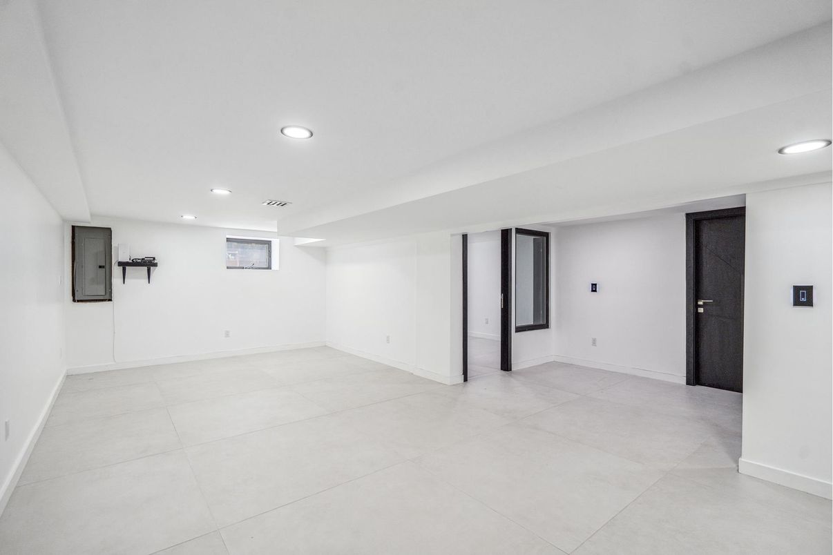 Empty room, Interior, Recessed Lighting