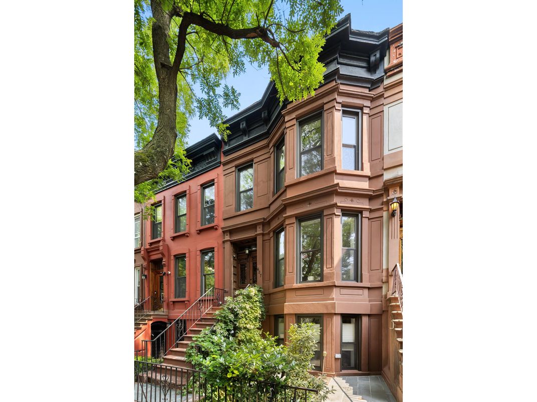 Exterior, Facade, Brownstone