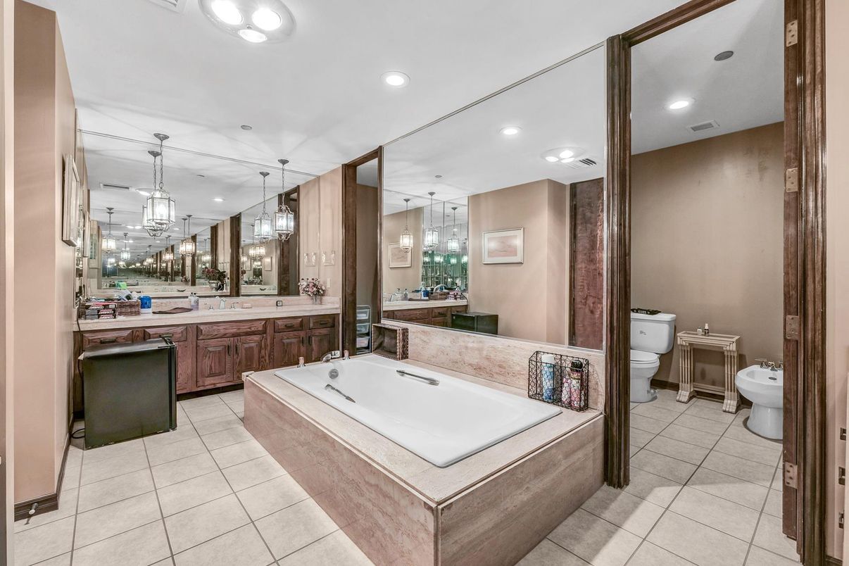 Bathroom, Dual Sink Vanities, Interior, Recessed Lighting