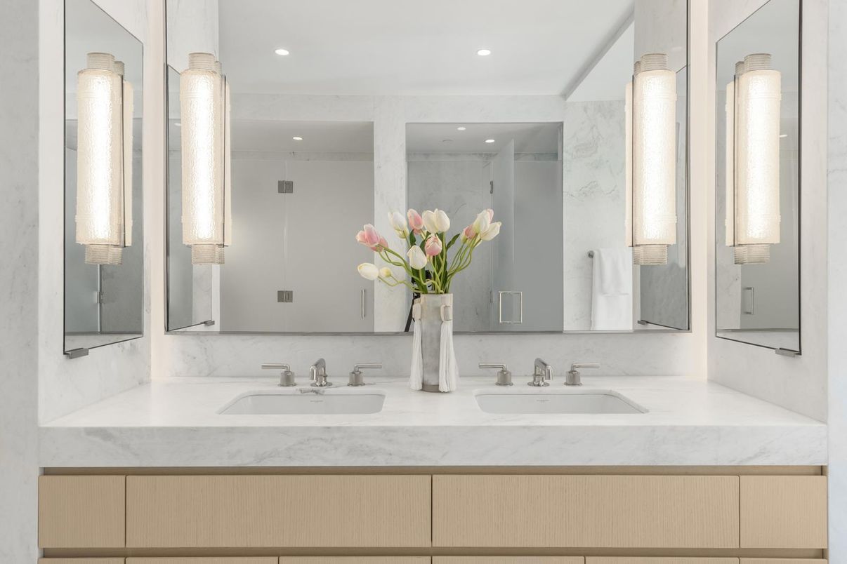 Bathroom, Dual Sink Vanities, Interior, Recessed Lighting