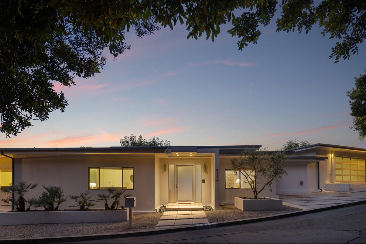 Exterior, Facade, Modern