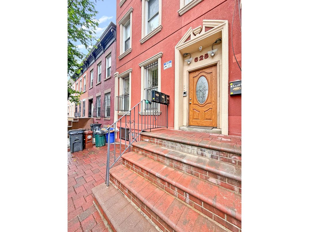Exterior, Facade, None