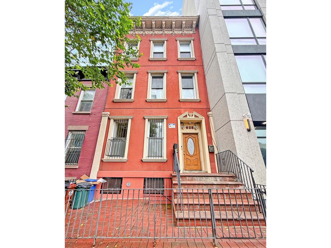 Exterior, Facade, Rowhouse