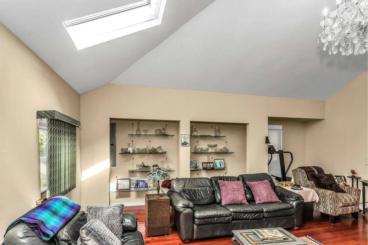 Chandelier, Fitness Equipment, Interior, Living room, Wood Texture Flooring