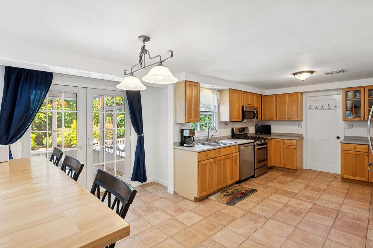 Dining room, Interior, Kitchen, Pendant Lights, Stainless Steel Appliances