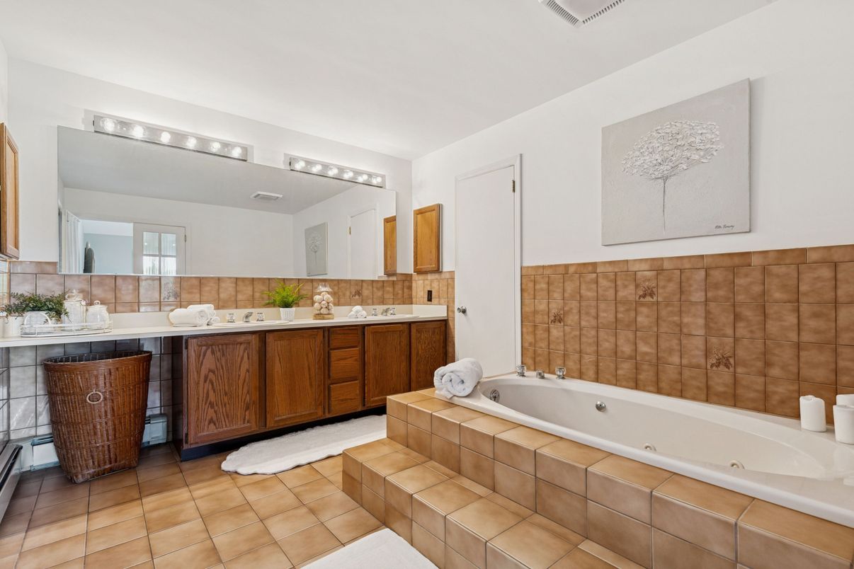 Bathroom, Dual Sink Vanities, Interior