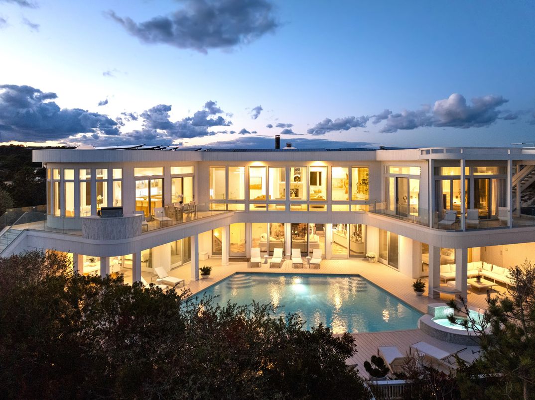 Exterior, Facade, Pool, Modern